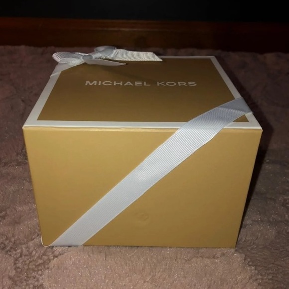 Michael Kors Box - Picture 4 of 7